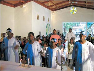 Fedeli in preghiera nel Santuario di "Notre Dame des Douleurs".